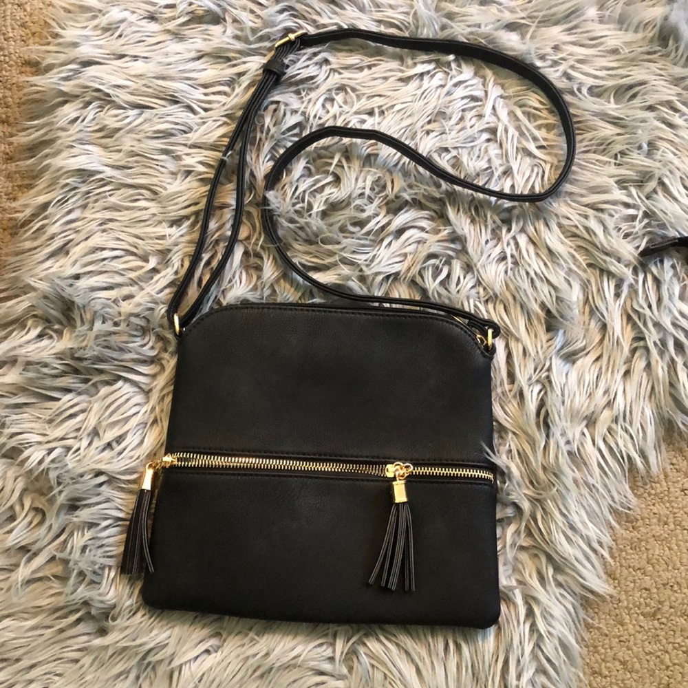 🙀$10 SALE Black purse with gold details